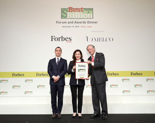 Ms. Doreen Tan, Founder and Co-Chairman President of Best World International Limited, receiving the award in Tokyo on behalf of Best World International Limited